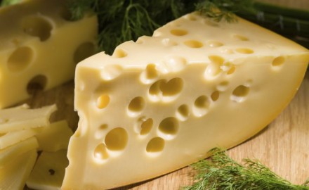 por que los quesos tienen agujeros